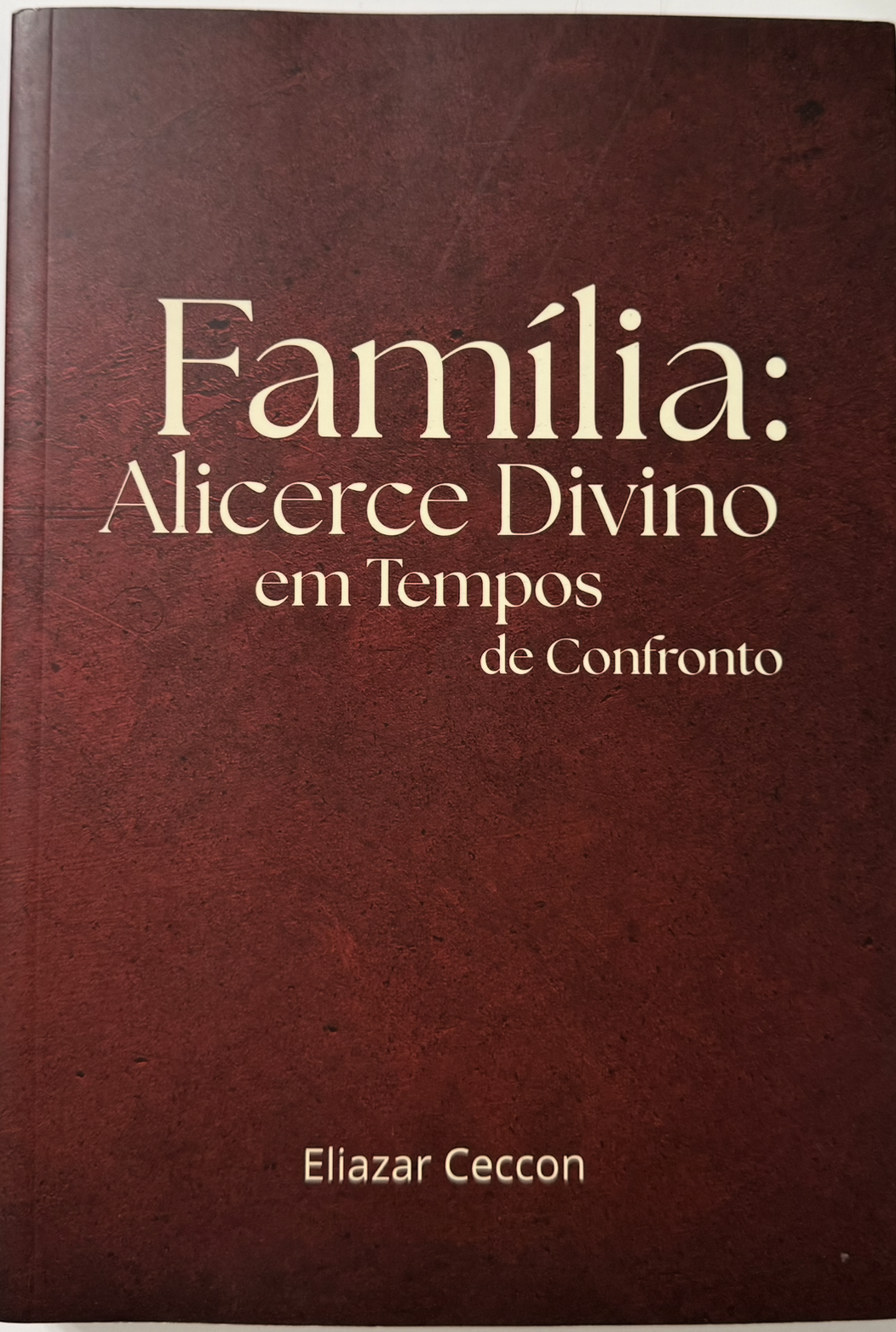 Capa do livro Família: Alicerce Divino em Tempos de Confronto, de Eliazar Ceccon